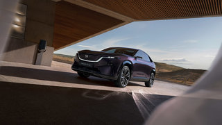 La nuova Mazda CX-6e svelata al Salone dell’Auto di Bruxelles: la guida elettrica diventa una forma d’arte
