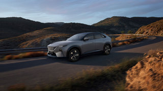 LA NUOVA MAZDA CX-6e: UNA NUOVA ESPRESSIONE DEL DESIGN KODO