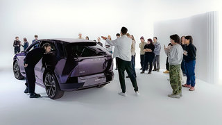 MAZDA ED ECAL RINNOVANO LA COLLABORAZIONE NEL CAMPO DEL DESIGN PER ESPLORARE PUNTI DI CONTATTO ARTIGIANALI NELL'ERA DELL'ELETTRICO